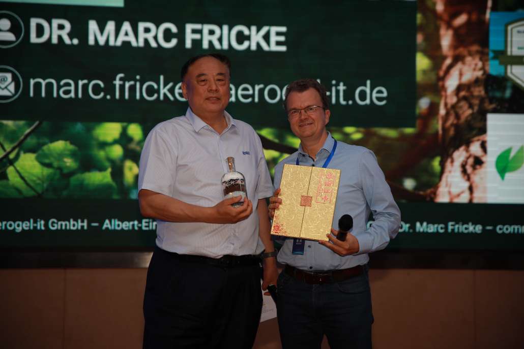 Dr. Yunhong Wang (IBIH) and Marc Fricke (aerogel-it)