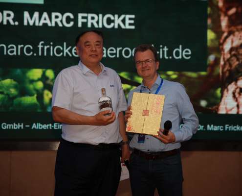 Dr. Yunhong Wang (IBIH) and Marc Fricke (aerogel-it)