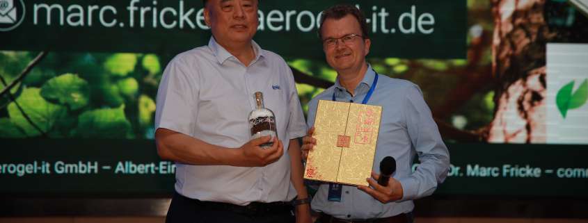 Dr. Yunhong Wang (IBIH) and Marc Fricke (aerogel-it)